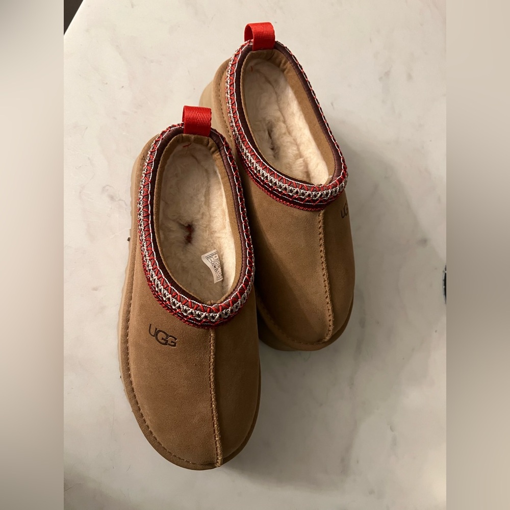 UGG Tazz II Slippers – Chestnut Suede, Red Braid Trim, Cozy Shearling Lining